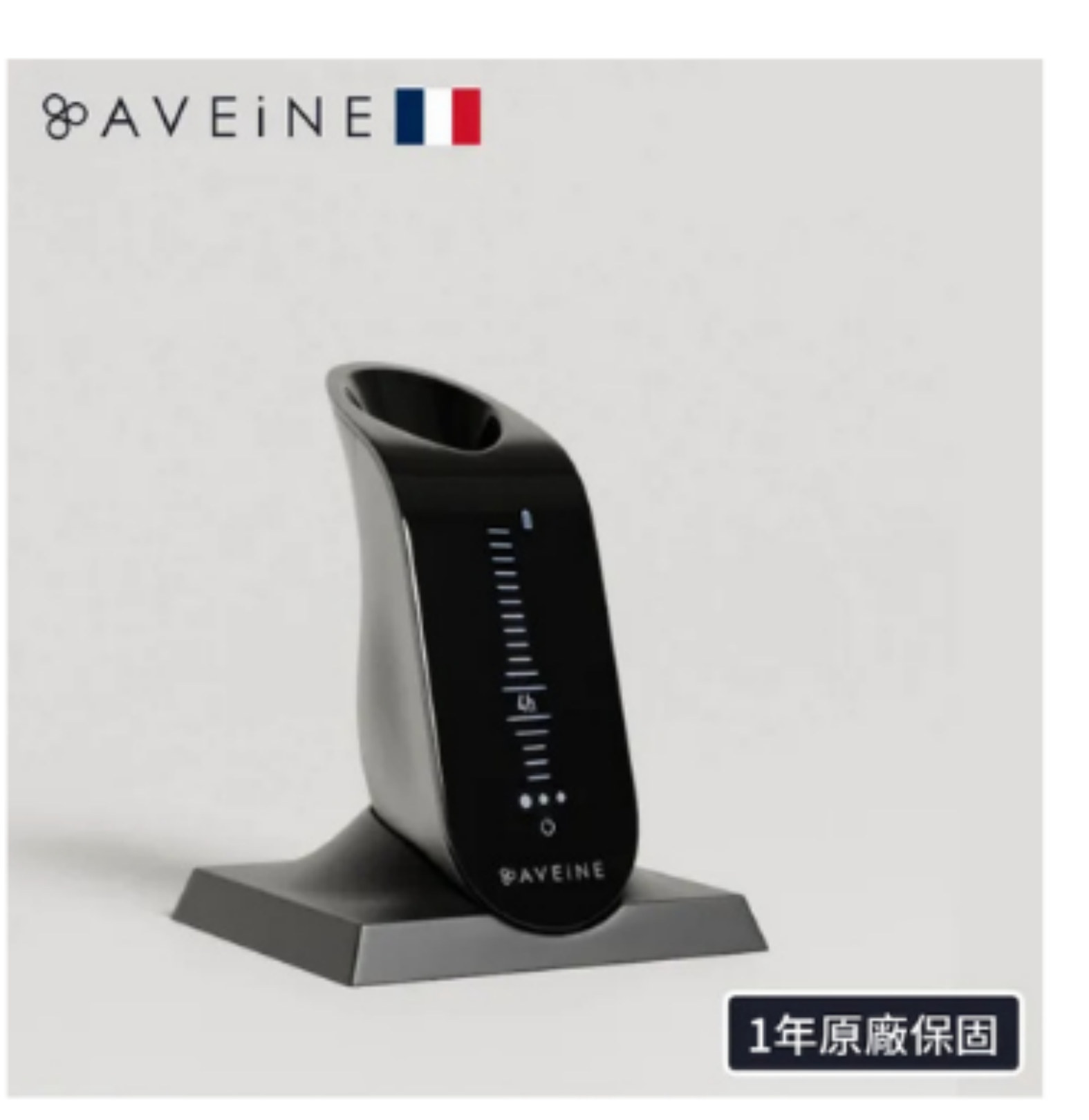 AVEiNE 智慧醒酒器實機照，黑色機身搭配立座
